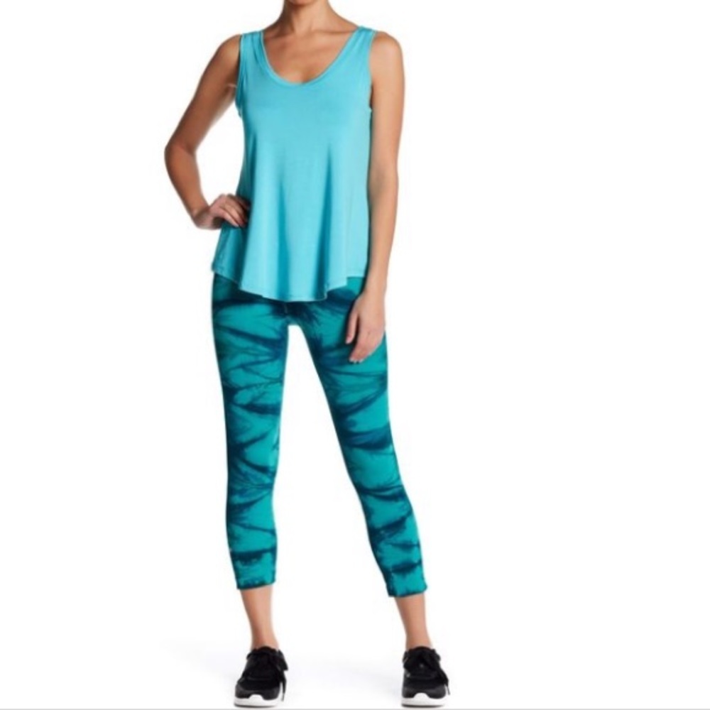 • NUX • V Fitness Transcend Tie Dye Blue Medium Crop Athletic Wear